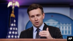 Msemaji wa White House Josh Earnest akizungumza ikulu Washington, Dec. 8, 2016.