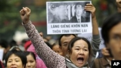 Người Việt xuống đường biểu tình chống Trung Quốc tại Hà Nội, ngày 9/12/2012.