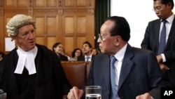 Cambodia's Deputy PM and Minister of Foreign Affairs Hor Namhong, right, and Franklin Berman, member of the English Bar, left, talk at the International Court of Justice in The Hague, Netherlands, May 30, 2011