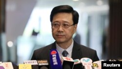 资料照片：时任香港保安局局长的李家超在立法会宣布撤回逃犯条例修订草案。(2019年10月23日)