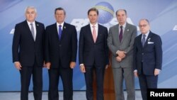 EU Vice President Jyrki Katainen, center, poses for picture after a meeting with Paraguay's Vice Foreign Minister Luis Fernando Avalos, from left, Uruguay's Foreign Minister Rodolfo Nin Novoa, Brazil's Foreign Minister Aloysio Nunes Ferreira and Argentina's Foreign Minister Jorge Faurie at the Planalto Palace in Brasilia, Nov. 10, 2017. 