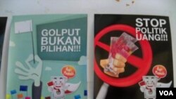 Poster-poster yang mengajak warga untuk tidak Golput dan tidak menggunakan politik uang banyak terpampang menjelang Pemilu 2014 di Indonesia (VOA Indonesia-Teja Wulan).