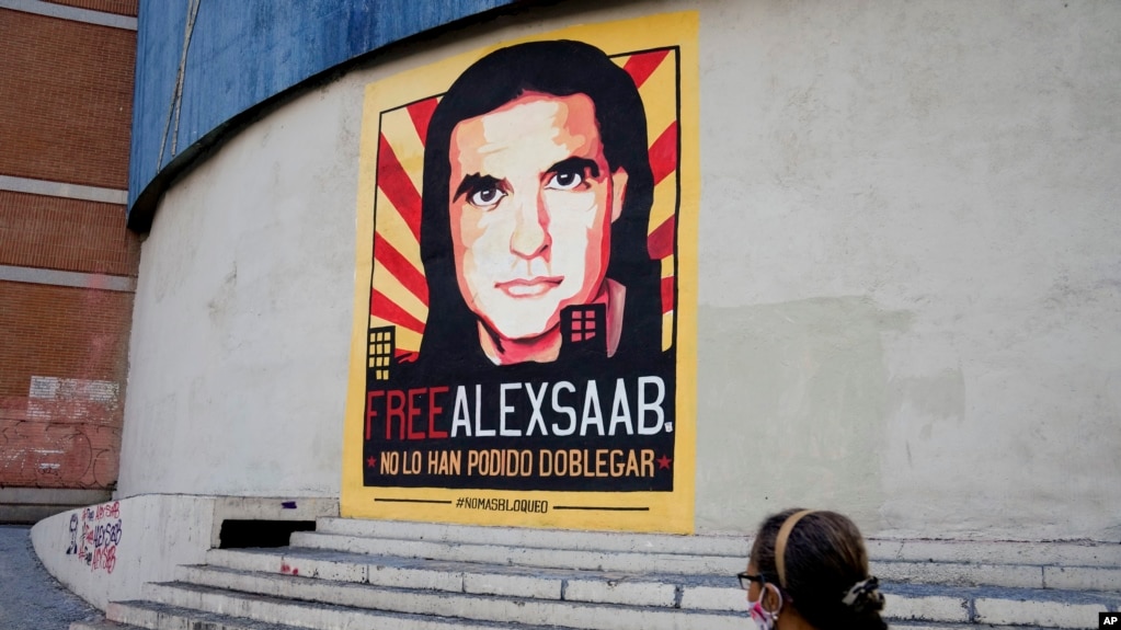 پوستری در کاراکاس با مضمون درخواست آزادی الکس ساب،‌بازرگان کلمبیایی متحد مادورو (شنبه ۲۴ مهر ۱۴۰۰)