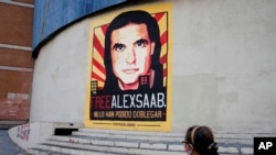 Una pancarta gigante en un calle de Caracas, Venezuela, pidiendo la libertad del colmbiano Alex Saab, aliado del presidente Maduro y preso en EE. UU.