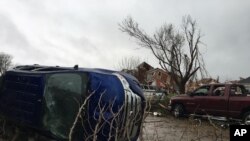 Foto de Archivo - El tornado volteó camionetas en una tienda de autos Dodge en Canton y destrozó el negocio.