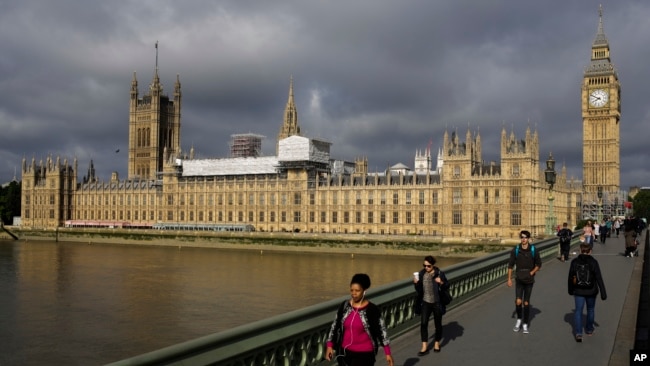 从伦敦西敏寺大桥上眺望英国议会大厦。（2917年7月9日）