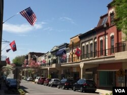 Downtown Morristown, Tennessee is home to restaurants, antique stores, and tea shops. Residents take pride in the historic buildings and unusual second-story sidewalks. (Marissa Melton / VOA)