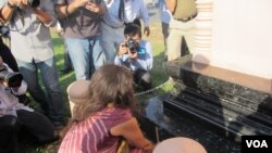 Marjolaine Caron, daughter of photojournalist Gille Caron, held a vigil at the stupa on Thursday. This was the first time she has come to Cambodia since her father disappeared, on April 5, 1970. 