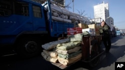 지난 2011년 중국 단둥시에서 북한으로 수출하는 물품을 트럭에 싣고 있다. (자료사진)
