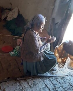 También están los ancianos que por su avanzada edad y sus problemas de salud, quedaron, en muchos casos, en el abandono.