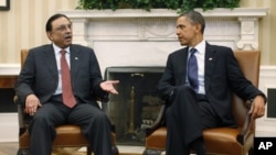 U.S. President Barack Obama (R) meets with Pakistan's President Asif Ali Zardari at the White House, Washington, Jan 14, 2011.