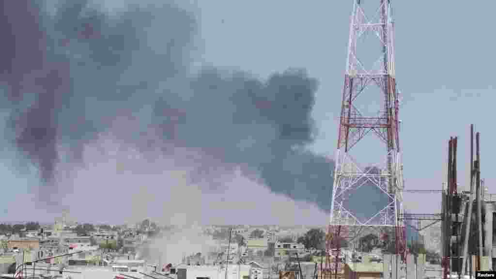 26일 시리아 정부군의 미사일 폭격이 있은 후 화염이 치솟는 데라 지역. 