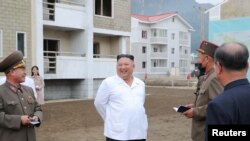 Pemimpin Korea Utara, Kim Jong-un memeriksa lokasi rekonstruksi di Kabupaten Kimhwa, 1 Oktober 2020. (Foto: KCNA/via REUTERS)