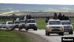 터키의 지원을 받는 시리아 반군들이 28일 만비즈에서 이동하고 있다.