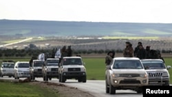 Pasukan Pemberontak Suriah yang didukung Turki naik truk di pedesaan Manbij, Suriah 28 Desember 2018.