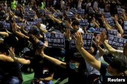 香港民众聚集在荃湾抗议港警开枪打伤一名中学生。（2019年10月2日）