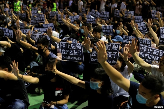 香港民眾聚集在荃灣抗議港警開槍打傷一名中學生。 （2019年10月2日）