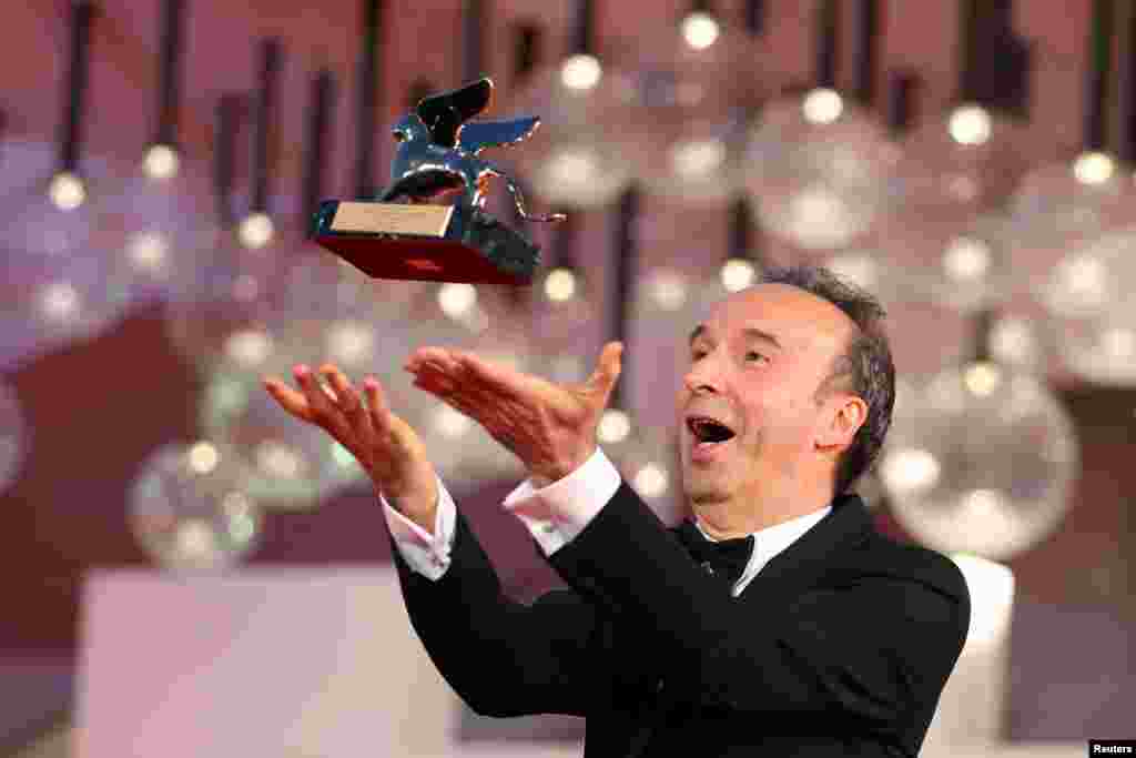 Actor Roberto Benigni poses with a Golden Lion award for lifetime achievement on the red carpet&nbsp;during the 78th Venice Film Festival in Venice, Italy, Sep, 1, 2021.