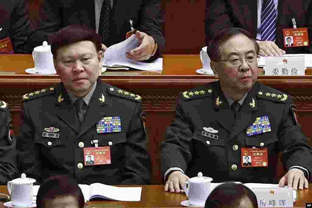 2017年3月8日，中共中央军委联合参谋部参谋长房峰辉（右）和中共中央军委政治工作部主任张阳（左）在北京人大会堂参加全国人大会议。他们在2017年8月被免除上述职务，两人都没有成为中共十九大代表，而其他一些将要退休的军委委员和高级将领仍然在代表名单里。这是张阳和房峰辉的不祥之兆。在本网随后的问卷调查（9月6日）中，81%的投票者选择了&ldquo;这证实外媒关于其出事被查之说，他们将被整肃 &rdquo; 。2016年1月，张阳担任新组建的中央军委政治工作部主任。后来他被调查。2017年11月28日，新华社报道， 经调查核实，张阳严重违纪违法，涉嫌行贿受贿、巨额财产来源不明犯罪。经组织安排，张阳接受组织谈话期间一直在家居住。2017年11月23日上午，张阳在家中自缢死亡 。