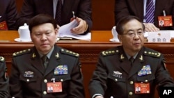 ژنرال ژانگ یانگ (چپ) به دست داشتن در فساد مالی متهم شده بود. 