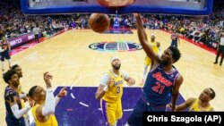 Le Camerounais Joel Embiid, des Philadelphia 76ers, fait un dunk pendant la première mi-temps d'un match de basket-ball NBA contre les Los Angeles Lakers, jeudi 27 janvier 2022, à Philadelphie.