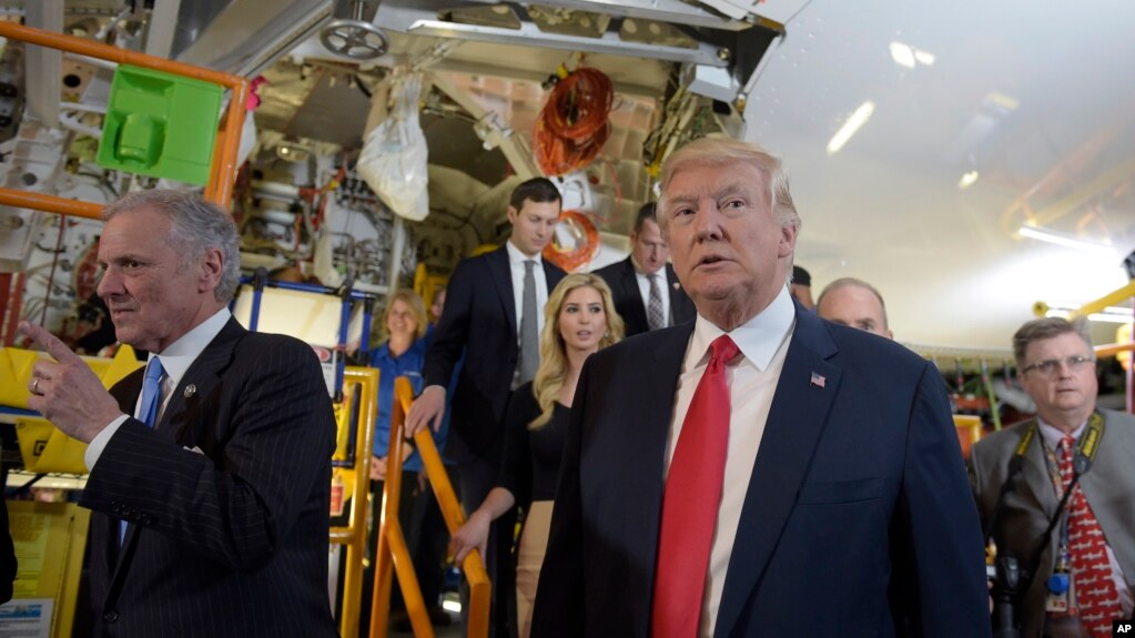 Tổng thống Donald Trump đi tham quan một cơ sở sản xuất của Boeing tại South Carolina, ngày 17 tháng 02 năm 2017.