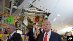 El presidente Donald Trump visita la instalación de Boeing en Carolina del Sur. Lo acompaña el gobernador de Carolina del Sur, Henry McMaster.