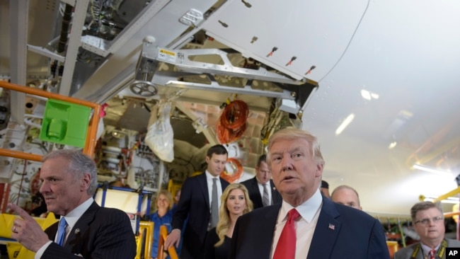 El presidente Donald Trump visita la instalación de Boeing en Carolina del Sur. Lo acompaña el gobernador de Carolina del Sur, Henry McMaster.