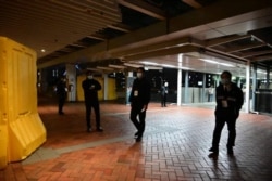 2021年12月22日夜间，拆除港大国殇之柱期间校园有大批保安戒备。（（Galileo Cheng/HK Frontline Media ）