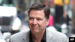 លោក James Comey អតីត​នាយក​ភ្នាក់ងារ FBI អញ្ជើញ​ចូលរួម​កម្មវិធី The Late Show with Stephen Colbert នៅ​សាលមហាស្រព Ed Sullivan កាលពី​ថ្ងៃទី១៧ ខែមេសា ឆ្នាំ២០១៨ ក្នុង​បុរី​ញូវយ៉ក។