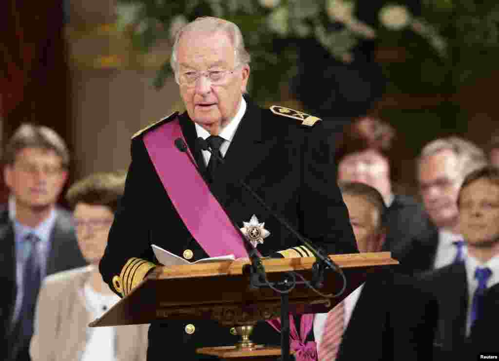 King Albert II delivers an abdication speech during a ceremony at the Royal Palace on Belgian National Day in Brussels, July 21, 2013.