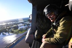 Perdana Menteri Australia Scott Morrison, kanan, survei wilayah banjir, barat laut Sydney, Rabu, 24 Maret 2021.