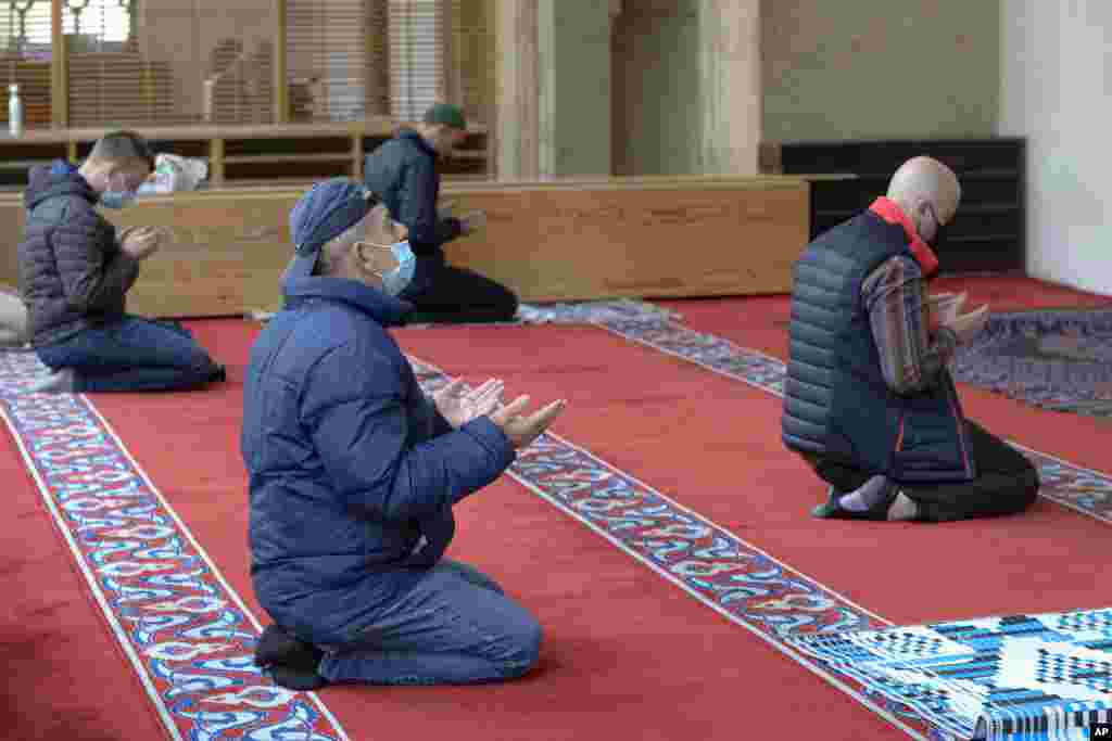 گروهی از مسلمانان در شهر سارایوو پایتخت کشور بوسنی هرزگووین در حال نیایش در مسجدی با رعایت فواصل اجتماعی. این شهر حدود دو ماه مقررات سخت برای رفت و آمد داشت. در این کشور حدود ۳.۴ میلون نفری، ۱۹۷۸ نفر به کرونا مبتلا شدند و ۸۶ نفر جان باختند.&nbsp;