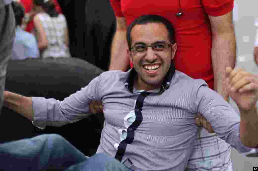 Mohamed Hassan, seorang aktivis dan blogger terkenal di Bahrain, diusung oleh teman-teman dan kerabatnya dalam perayaan pembebasannya dari penjara di luar rumahnya di Sitra. Hassan, yang menghabiskan lebih dari dua bulan di penjara, mengatakan ia dibebaskan dengan jaminan dan mungkin masih harus berhadapan dengan pengadilan atas tuduhan mengorganisasikan Tamarod Bahrain, atau pemberontakan Bahrain, sebuah gerakan yang terinspirasi oleh demonstran pro-demokrasi Mesir.