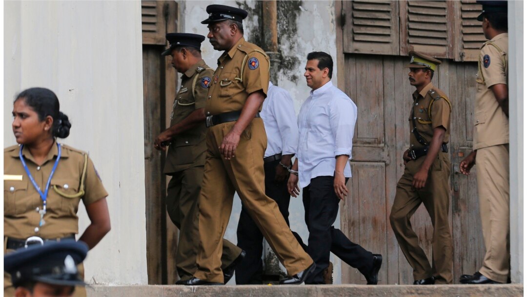 Polisi dan petugas penjara Sri Lanka mengawal mantan anggota parlemen Duminda Silva setelah dia dijatuhi hukuman mati, di sebuah kompleks pengadilan di Kolombo, Sri Lanka, Kamis, 8 September 2016. (AP)