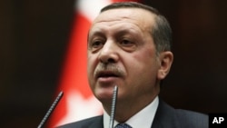 Perdana Menteri Turki Recep Tayyip Erdogan berjanji akan menghentikan operasi terhadap pemberontak Kurdi jika mereka berhenti berperang (foto: dok).
