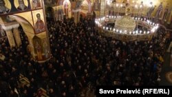 Vernici SPC tokom večerašnjeg okupljanja u Podgorici, u sklopu protesta zbog zakona o vjeroispovesti (Foto: RFE/RL/Savo Prelević) 