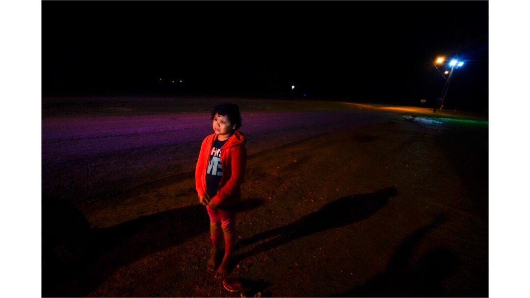 mely, seorang anak berusia 8 tahun dari Honduras, berdiri sendirian setelah menyerahkan diri ketika menyeberang perbatasan AS-Meksiko, di La Joya, Texas.
