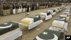 10 فروری، 2011، مردان میں خودکش حملے میں ہلاک ہونے والوں کی نماز جنازہ ادا کی جارہی ہے۔