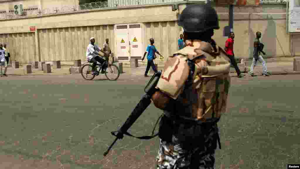 Un soldat monte la garde dans le port d&#39;Abidjan, en Côte d&#39;Ivoire &nbsp;le 18 janvier 2017.