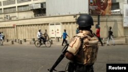 Soldado da guarda presidencial no Porto de Abidjan (foto arquivo)