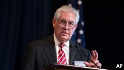 CEO ExxonMobil Rex Tillerson berpidato dalam acara Dewan Perminyakan Nasional di Washington, DC, 2015. (AP/Evan Vucci)