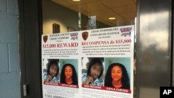 Un poster en un precinto de la policía del Condado Suffolk, en Nueva York, ofrece una recompensa por información que lleve al arresto de la persona o personas responsables por el asesinato de dos jóvenes.