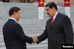 Presiden China Xi Jinping dan Presiden Venezuela Nicolas Maduro berjabat tangan saat upacara penyambutan di Beijing, China, 14 September 2018. (Foto: via Reuters)