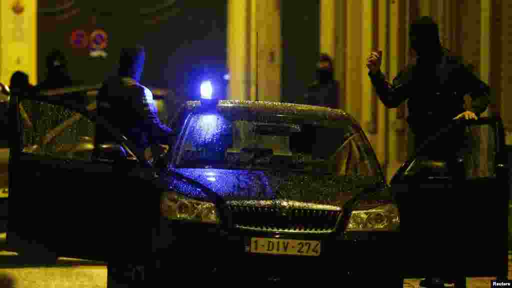 La police belge déployée lors d&rsquo;un raid, à la recherche de fondamentalistes musulmans présumés liés aux attentats meurtriers à Paris, à Molenbeek, banlieue de Bruxelles, 17 novembre, 2015.&nbsp;