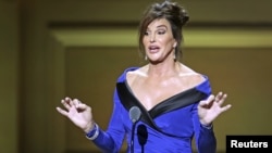 Mantan atlet olimpiade AS, "Bruce Jenner" yang kini telah berganti nama jadi Caitlyn Jenner berbicara di New York saat menerima penghargaan "Glamour Women of the Year Awards" 9 November lalu (foto: dok).
