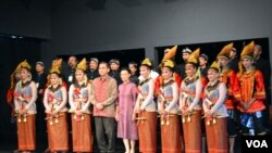 Wapres Boediono dan ibu Herawati berfoto bersama para penari di Padepokan Seni Bagong Kussudiardjo, Yogyakarta, Kamis, 10 Juli 2014 (Foto: VOA/Munarsih).