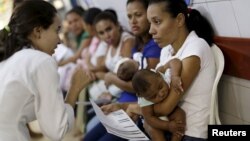 Para ibu yang bayinya menderita 'microcephaly' menunggu perawatan di rumah sakit Oswaldo Cruz, di kota Recife, Brazil (26/1). Wabah virus Zika di Amerika Latin dikhawatirkan bisa menjadi ancaman lebih besar dibanding wabah Ebola di Afrika. 