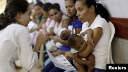 Para ibu dengan bayinya yang menderita microcephaly menunggu perawatan di rumah sakit Oswaldo Cruz, di kota Recife, Brazil (26/1).