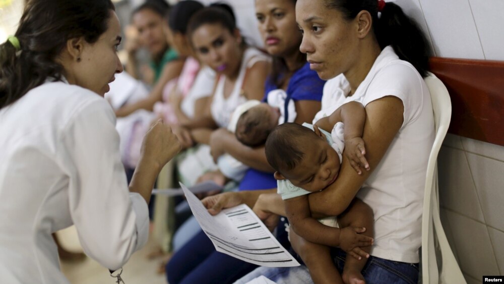 Des enfants atteints d’une microcéphalie, dans les bras de leurs mères, attendent des soins médicaux à l'hôpital Oswaldo Cruz, Recife, au Brésil, 26 janvier 2016.